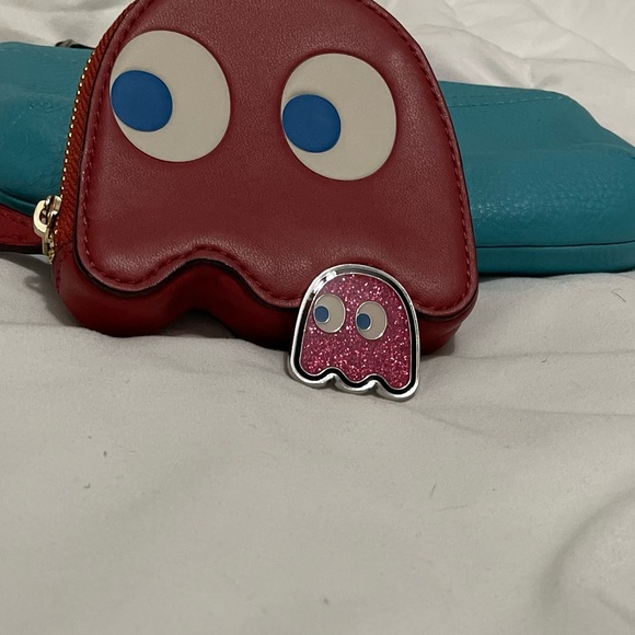 Pac-Man pink sparkle ghost pin - Picture 5 of 5